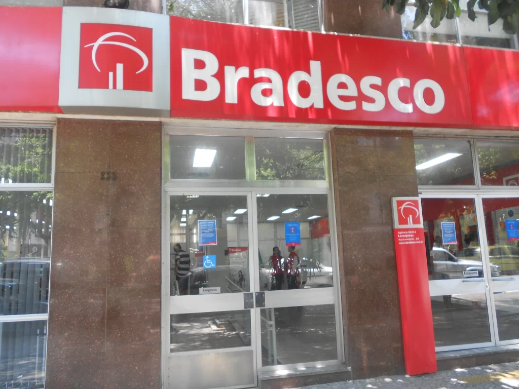 Demissões em massa no Bradesco