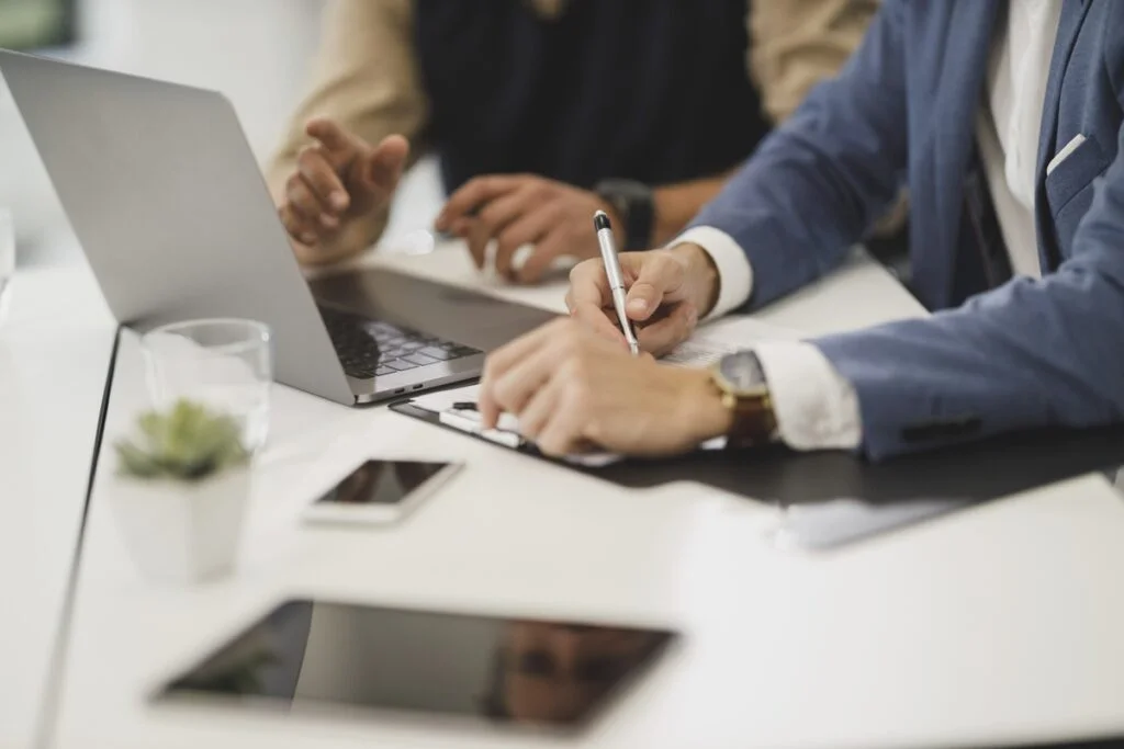 Pessoas no computador representando cargo de confiança do bancário